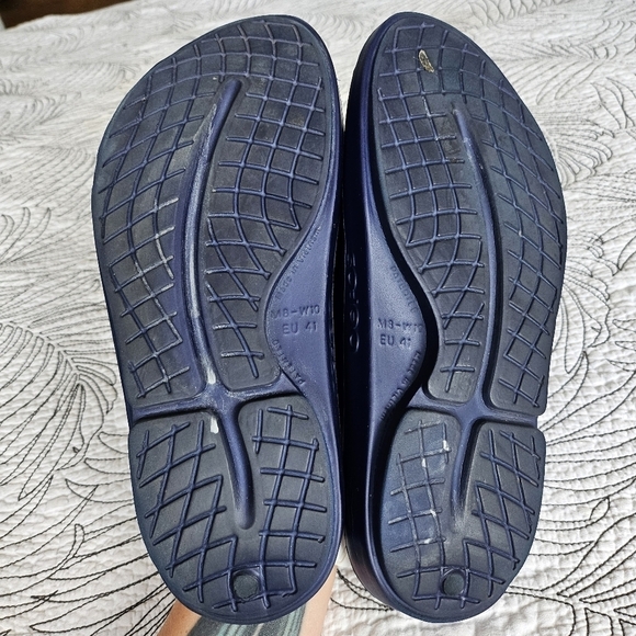 VGUC OOFOS Ooahh Recovery Slide Sandals Deep Navy Comfort Unisex M8 W10 - Picture 13 of 14